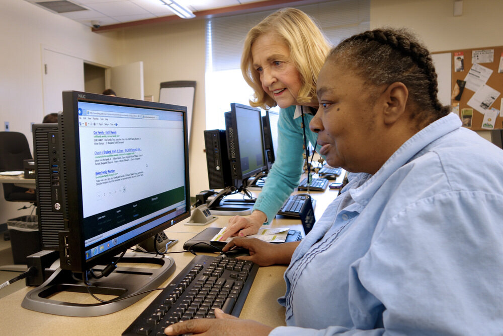 a Pratt Library customer getting computer help